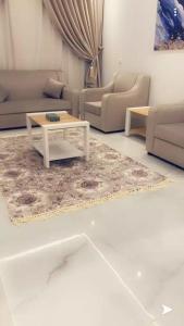 uma sala de estar com sofás e uma mesa de centro em Juri Ahla Al Masayef Furnished Units em Taif