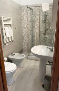 W łazience znajduje się toaleta, umywalka i prysznic. w obiekcie De Gasperi House w mieście Napoli