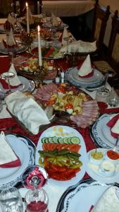 una mesa larga con platos de comida. en Hotel Razgorsek, en Velenje