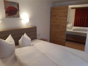 Posteľ alebo postele v izbe v ubytovaní Landhaus Klausnerhof Hotel Garni