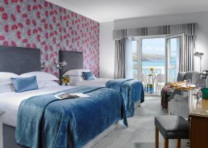 Кровать или кровати в номере Dunmore House Hotel