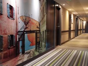 un couloir orné d'une peinture murale dans l'établissement Best Western Premier Hôtel du Vieux-Port, à La Ciotat