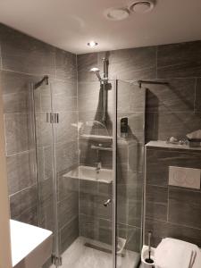 y baño con ducha, aseo y lavamanos. en Hotel Manofa, en Ámsterdam