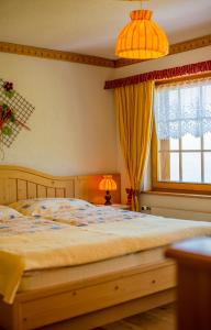 Postel nebo postele na pokoji v ubytování Alpenhotel zur Wildi Lauchernalp