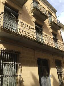 班約萊斯的住宿－El Llimoner，带阳台和门的建筑
