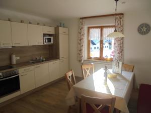 a kitchen with a table and a dining room at Ferienwohnung Haus Elisabeth, Ahornkaser in Berchtesgaden