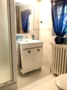 a bathroom with a sink and a mirror at Le Figuier in La Forêt-Auvray