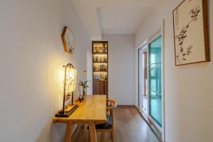 a dining room with a table and a lamp at Suzhou Tai Lake East Mountain Scenic Area Orchard Holiday Villa in Suzhou