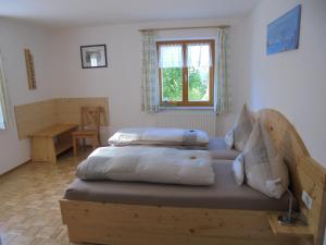 a bedroom with two beds and a window at Ferienwohnung Haus Elisabeth, Ahornkaser in Berchtesgaden