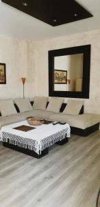 sala de estar con sofá y mesa en Ático Aretusa, en Zahara de los Atunes