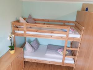 Двухъярусная кровать или двухъярусные кровати в номере Ferienhaus Scheffler