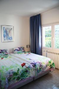 a bedroom with a bed with a colorful blanket at Penthaus Villa Erika Madeira in Caniço