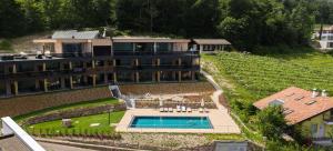 una vista aérea de un hotel con piscina en Aparthotel Malga, en Caldaro