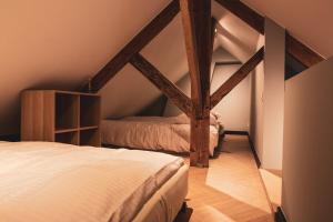 een kamer met 2 bedden op een zolder bij Sint-Jacobshoeve 2 in Oudenaarde