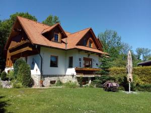 Casa blanca con techo rojo en Privát U čápů v Beskydech, en Pržno