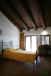 sypialnia z łóżkiem i dużym oknem w obiekcie Agriturismo La Rosta w mieście Cervignano del Friuli
