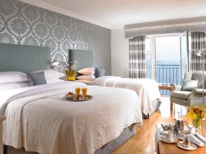 Кровать или кровати в номере Dunmore House Hotel