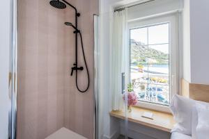 A bathroom at Mar do Ézaro - Boutique Hotel