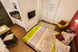 1 dormitorio con 1 cama grande en una habitación en Pension SiLa, en Gross-Umstadt