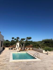 uma piscina no meio de um pátio em Villa Trullo Cristi em Alberobello