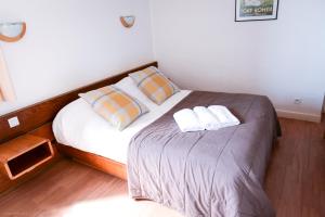 Un dormitorio con una cama con dos toallas encima. en Residence Les Cimes, en Font-Romeu