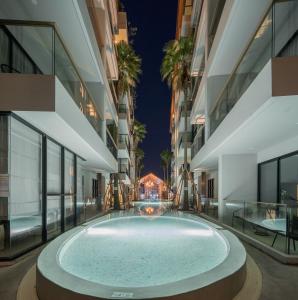 Bazén v ubytování Palmyrah Surin Beach Residence nebo v jeho okolí