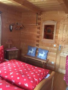 1 dormitorio con 1 cama en una cabaña de madera en Blockhaus-Traum Huber en Garmisch-Partenkirchen