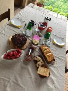una tavola ricoperta di piatti e cibo su un tavolo di B&B acaso a Serralunga d'Alba