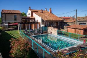 a swimming pool in the backyard of a house at Hotel Rural El Tejar de Miro in Ceadea