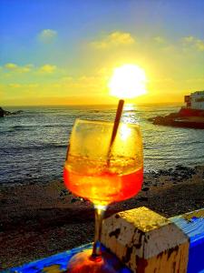 una copa de vino en la playa con la puesta de sol en el Bounty de Playa Chica, en Puerto del Rosario