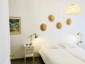 Postel nebo postele na pokoji v ubytování Hotel Saint-Michel