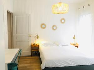 Postel nebo postele na pokoji v ubytování Hotel Saint-Michel