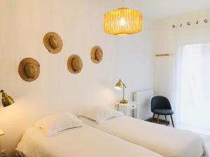 Postel nebo postele na pokoji v ubytování Hotel Saint-Michel