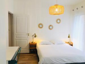 Postel nebo postele na pokoji v ubytování Hotel Saint-Michel