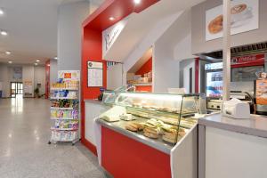 een donutwinkel met een vitrinekast in een winkel bij Serafico Guesthouse in Rome