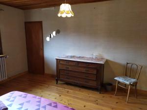 Postel nebo postele na pokoji v ubytování CHARDON BLEU Appartement chambre cuisine coin à manger sanitaires salle d'eau