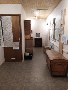 Kuchyň nebo kuchyňský kout v ubytování CHARDON BLEU Appartement chambre cuisine coin à manger sanitaires salle d'eau + 8 fotografií