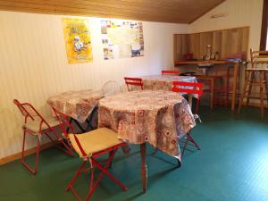Fotografie z fotogalerie ubytování CHARDON BLEU Appartement chambre cuisine coin à manger sanitaires salle d'eau v destinaci Barcelonnette