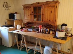 Kuchyň nebo kuchyňský kout v ubytování CHARDON BLEU Appartement chambre cuisine coin à manger sanitaires salle d'eau