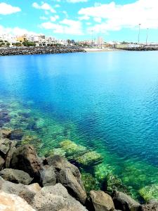 un grande bacino d'acqua con una città sullo sfondo di La Cueva del Bounty a Puerto del Rosario