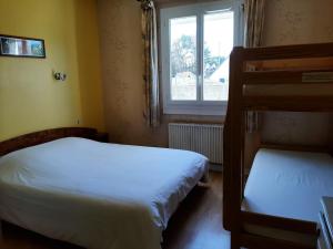 Postel nebo postele na pokoji v ubytování Home des Pins SARL