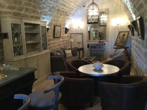 A restaurant or other place to eat at La Bastide du Tinal