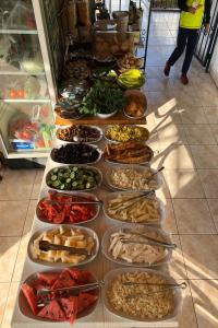 un buffet de diferentes tipos de comida en bandejas en Santosa Pension, en Kas