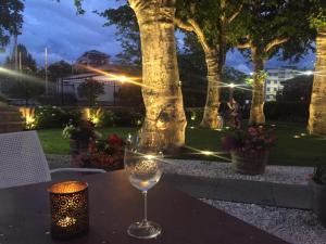 Garður fyrir utan Ristorante Albergo Corona