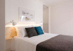 una camera con un letto con due cuscini sopra di Margueda ad Alcains