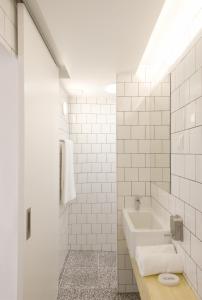 W białej łazience znajduje się umywalka i lustro. w obiekcie Margueda w mieście Alcains