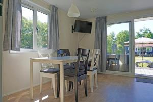 a dining room with a table and chairs at Minicamping In de Bocht in Grijpskerke