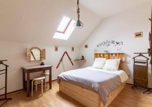 Tempat tidur dalam kamar di La Ferme de Couty