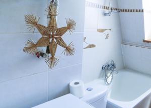 ein Badezimmer mit einem weißen WC und einer Toilettenpapier in der Unterkunft Hello Apartments COZY & ART VIBES Targ Rybny in Danzig