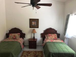 Postel nebo postele na pokoji v ubytování Los Corozos Apartment A2 Guavaberry Golf and Country Club